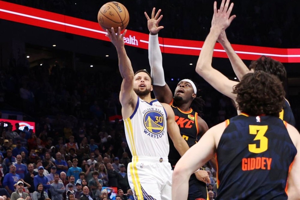 NBA-东契奇补时争议三分绝杀勇士，终结对手七连胜登顶西部引热议